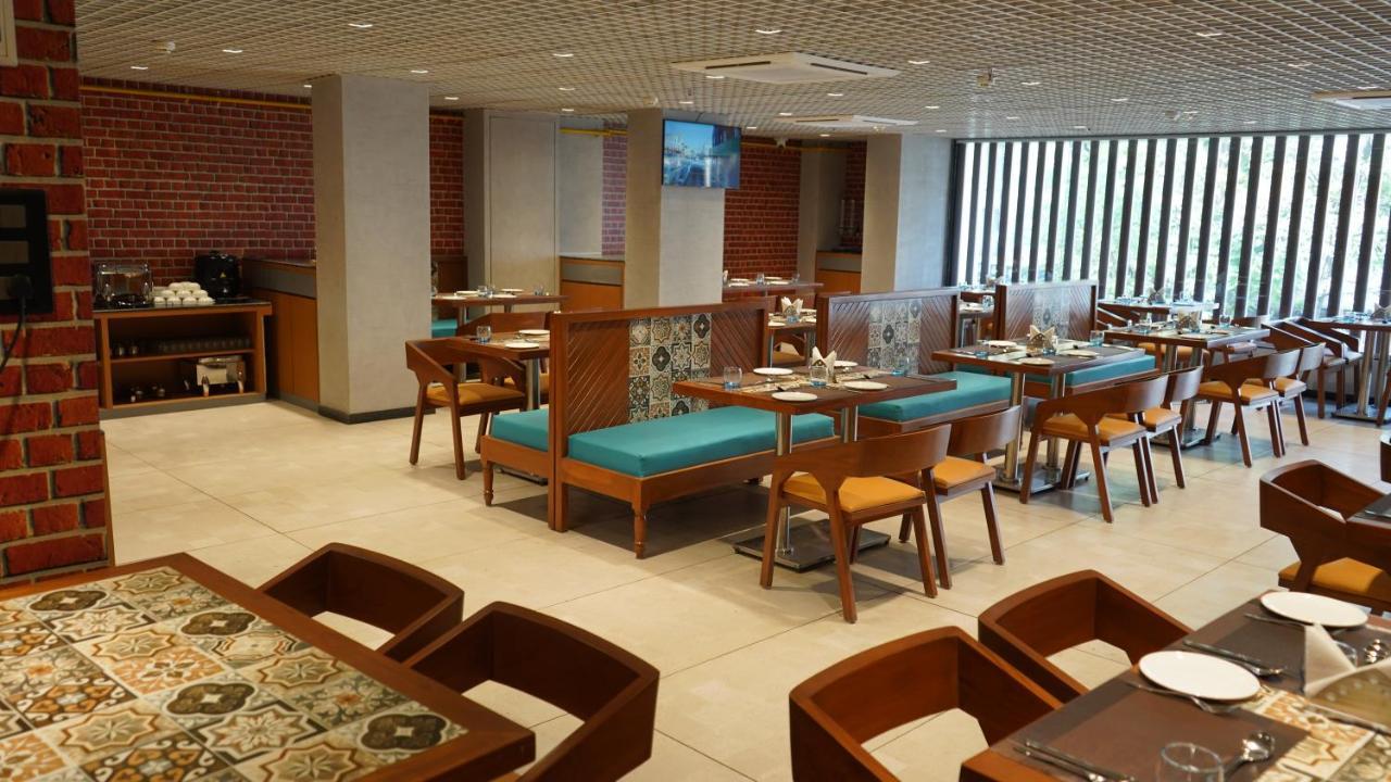 Purple Beds By Vits Dwarkesh, Surat Hotel Salabatpura Exterior photo