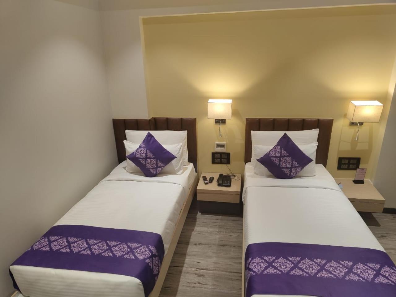 Purple Beds By Vits Dwarkesh, Surat Hotel Salabatpura Exterior photo